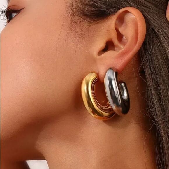 Unique and Lightweight C-Shaped Hoop Earrings - Picture 4 of 10